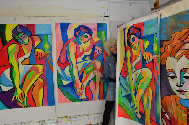 Isafara et ses œuvres dans son atelier — photo 1