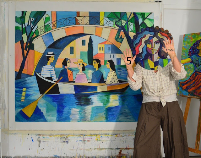 Isafara et ses œuvres dans son atelier — photo 2