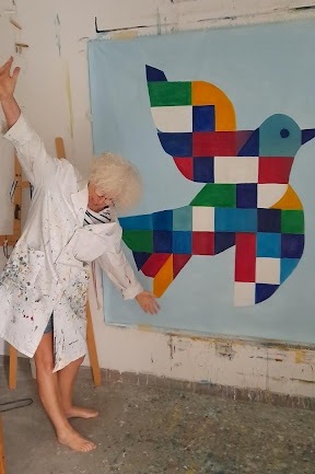 Isafara et ses œuvres dans son atelier — photo 3