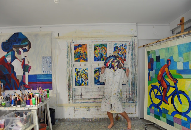 Isafara et ses œuvres dans son atelier — photo 5